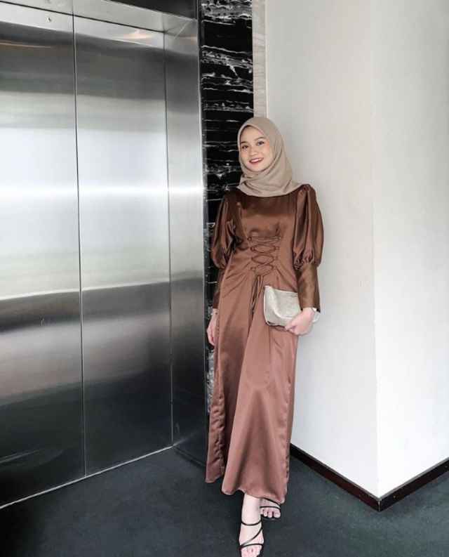 10 Inspirasi Model Baju Gamis Terbaru Stylish dan Keren model gamis brokat kombinasi satin terbaru