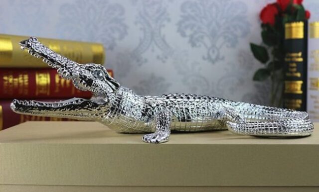 patung buaya putih 